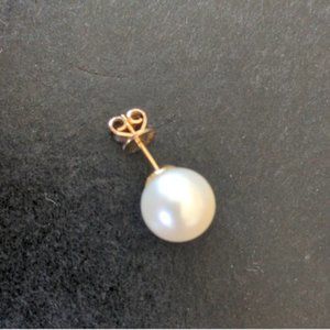 Solid 18K South Sea white large Akoya pearl earring, 9 mm in diameter
